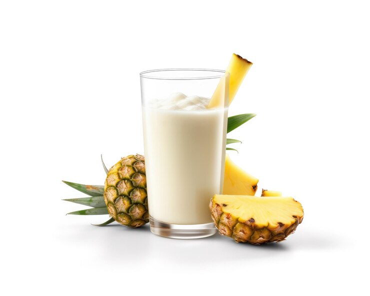 Fresh Smoothie Pineapple lassi con fruta de piña en un estudio de fondo blanco aislado
