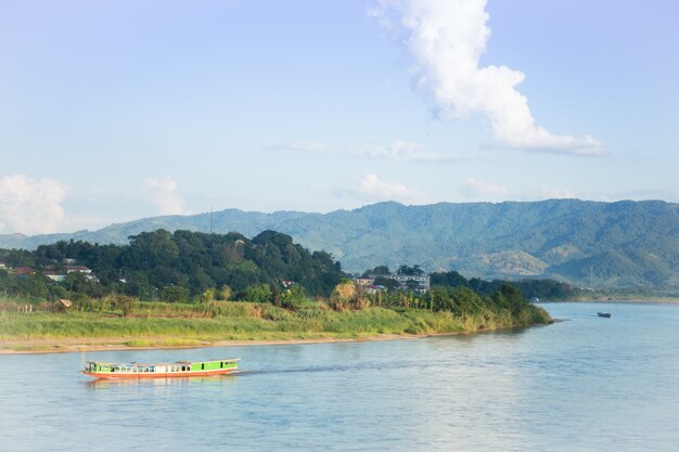 Frete barco Lao no rio Mae khong