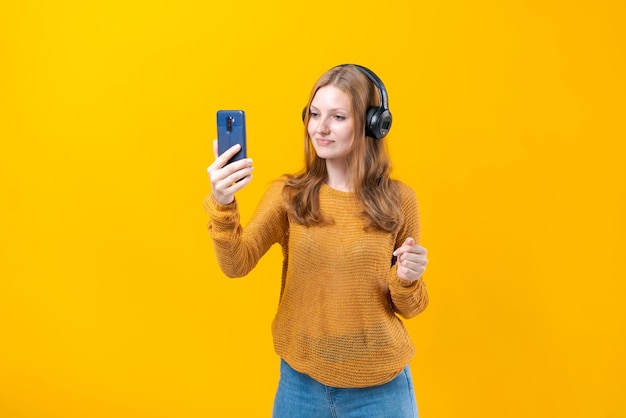 Freude und Musik Buntes Studioportrait einer glücklichen jungen Frau mit Kopfhörern