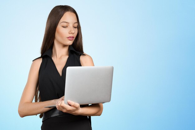 Freudig geschäftsfrau stehend mit Laptop