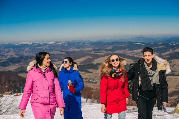 freudige Gruppe junger Menschen in den Bergen