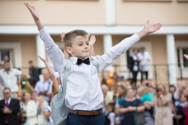 Freudiger Jungenschüler hob die Hände hoch