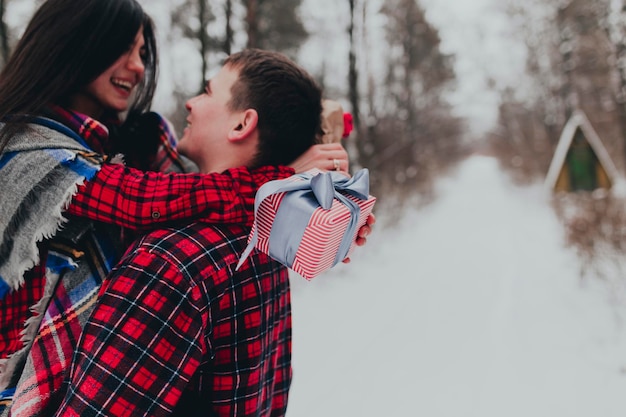 Freund, der aufgrund des Valentinstags eine Geschenkbox mit Schleife gibt