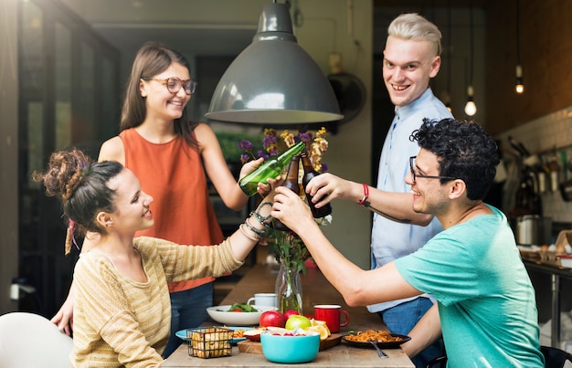 Freund-Glück, das das Essen essend Konzept genießt