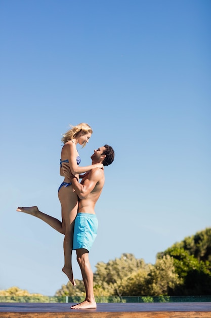 Freund mit seiner Freundin am Pool