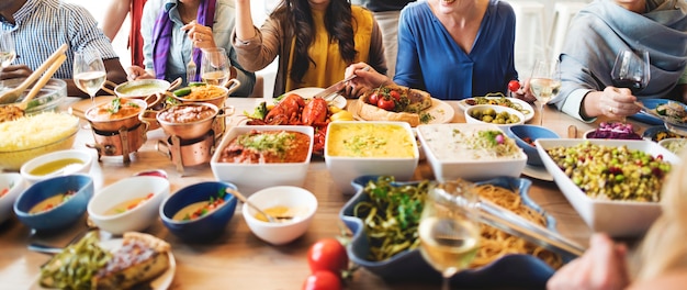 Foto freund-party-buffet, das lebensmittel-konzept genießt