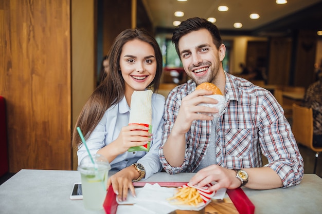 Freund und Freundin essen Hamburger