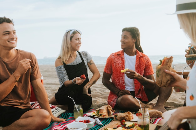 Freunde am Strand entspannen