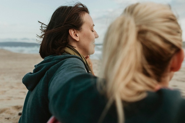 Freunde am Strand genießen