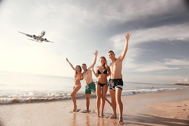 Freunde am Strand Sommer am Meer / fröhliche Gesellschaft junger Freunde, Sommerblick