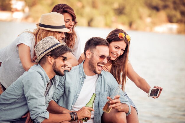 Freunde amüsieren sich am Strand