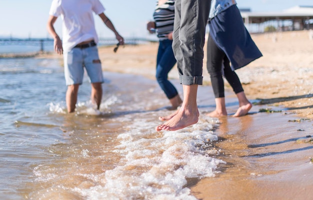 Freunde amüsieren sich an einem schönen Sommertag am Strand.