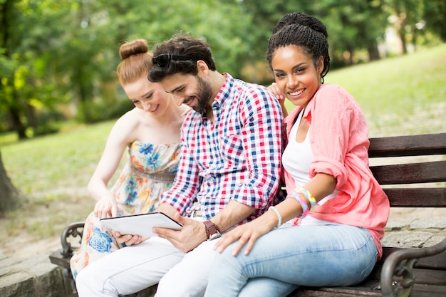 Freunde auf der Bank mit Tablette