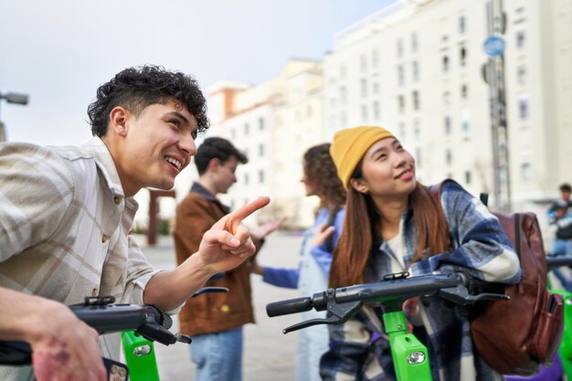 Foto freunde auf elektrischen schlittschuhen, die nach vorne zum abenteuer zeigen