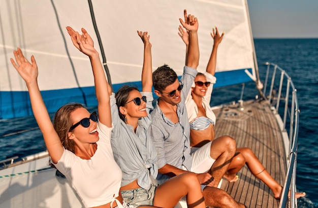 Freunde auf Yacht