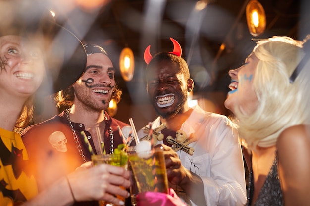 Freunde bei der Halloween-Party im Nachtclub