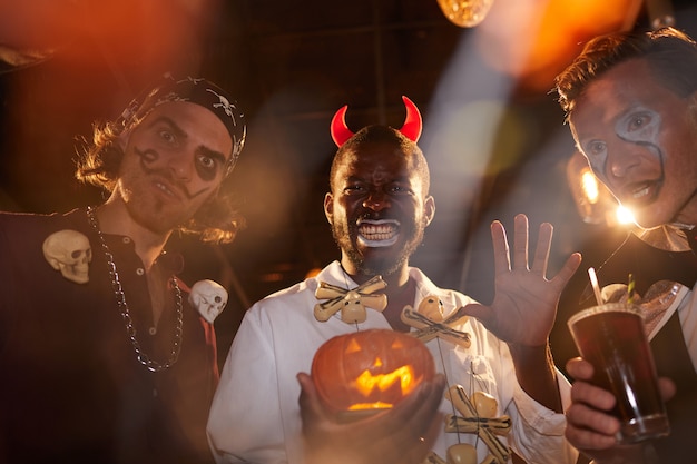 Freunde bei der Halloween-Party im Nachtclub