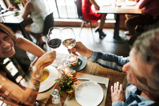 Freunde bei einer Dinnerparty