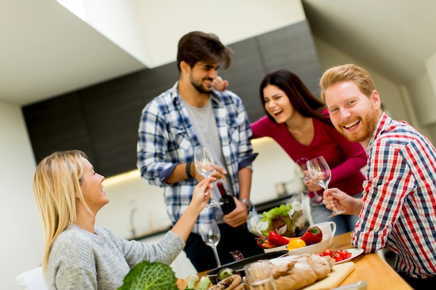 Freunde beim Abendessen