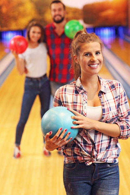 Freunde beim Bowling