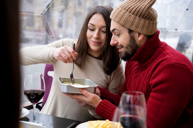 Foto freunde beim gemeinsamen mittagessen mit wein nach der wiedervereinigung