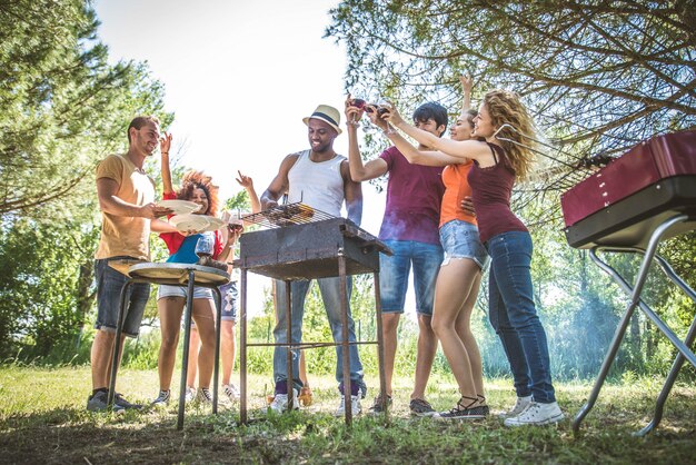 Freunde beim Grillen