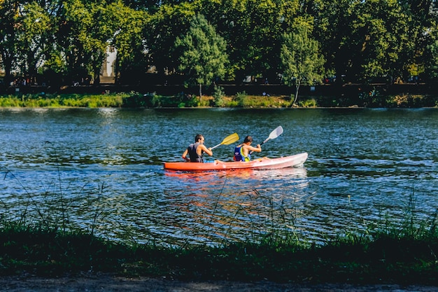 Freunde beim Kajakfahren auf dem See