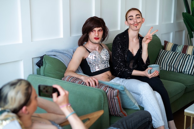 Foto freunde bereiten sich auf die drag-show vor