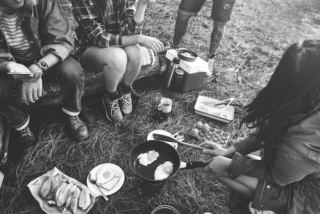 Freunde Camping Morgen Frühstück Cookking Konzept