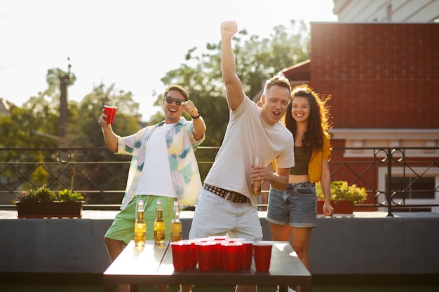 Foto freunde der vorderansicht, die auf der party spielen