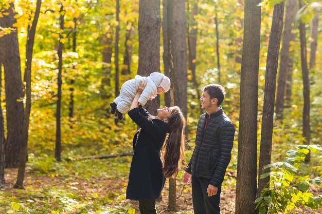 Foto freunde, die am baum im wald stehen