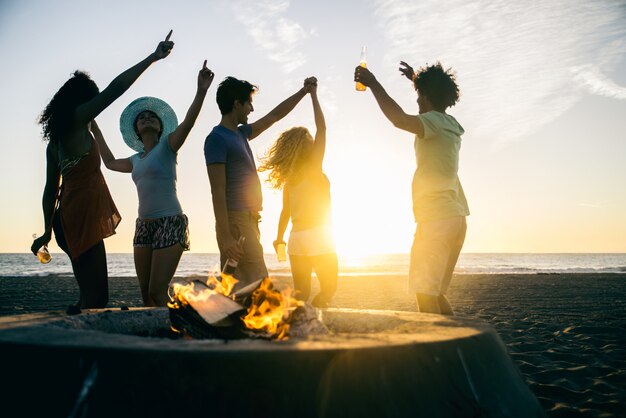 Freunde, die am Strand feiern