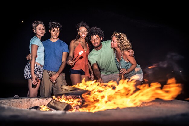 Freunde, die am Strand feiern