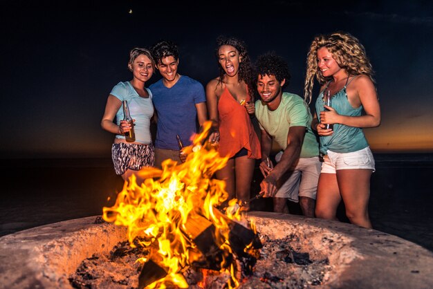 Freunde, die am Strand feiern