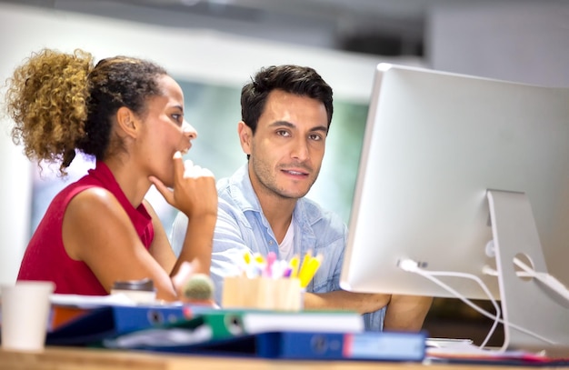 Foto freunde, die am tisch arbeiten