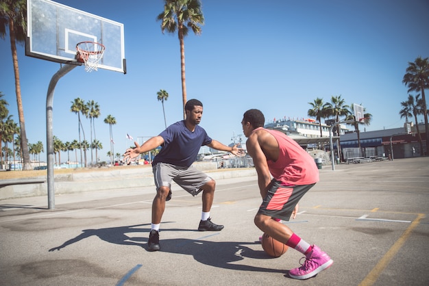 Freunde, die Basketball spielen