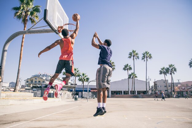 Freunde, die Basketball spielen