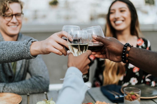 Freunde, die bei einer Party auf dem Dach rösten