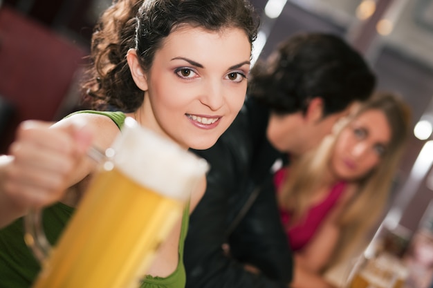 Freunde, die Bier in der Bar trinken