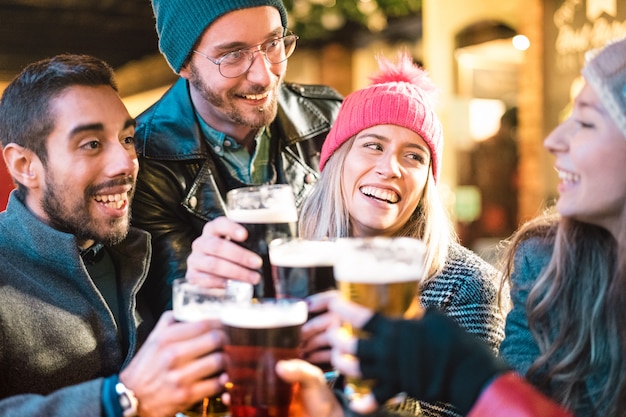 Freunde, die bier trinken und spaß an der brauereibar im freien auf winterzeit haben