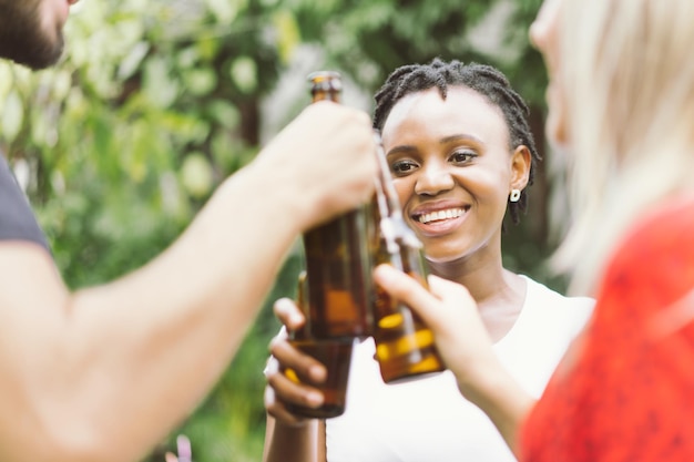 Freunde, die Bierflaschen toasten