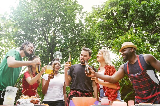 Freunde, die Bierflaschen toasten