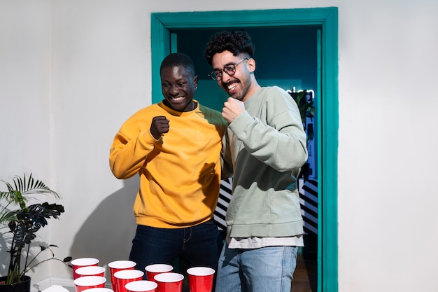 Foto freunde, die bierpong spielen