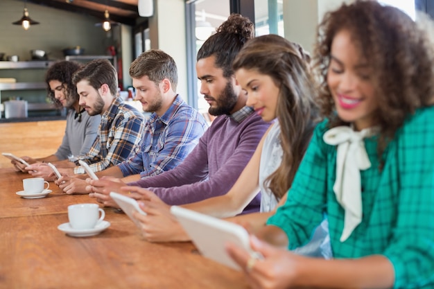 Freunde, die digitale Tablets in Restaurants verwenden