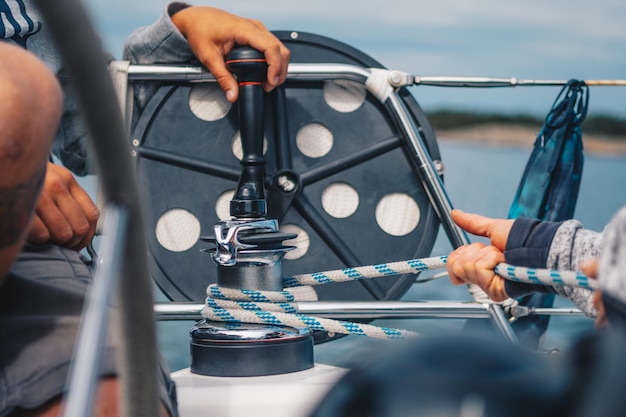 Foto freunde, die ein boot am hafen anlegen