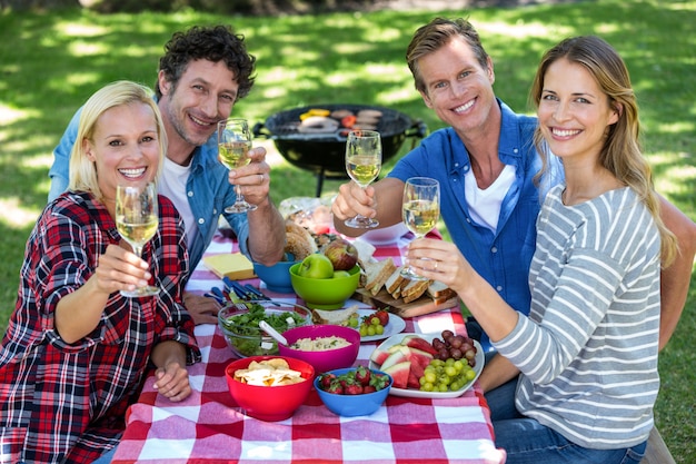 Freunde, die ein Picknick mit Wein haben