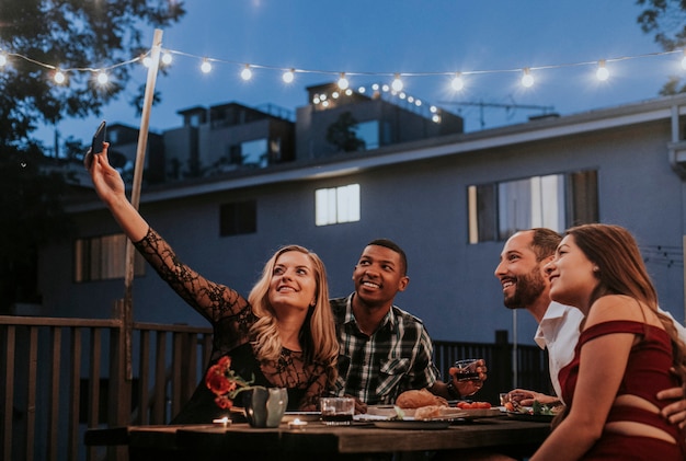 Freunde, die ein Selfie an einer Dinnerparty nehmen