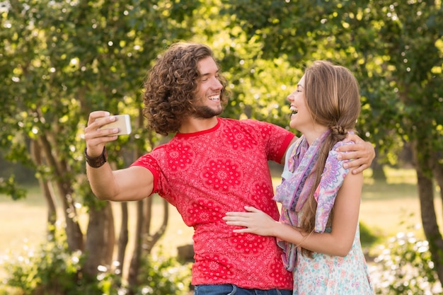 Freunde, die ein selfie im Park nehmen