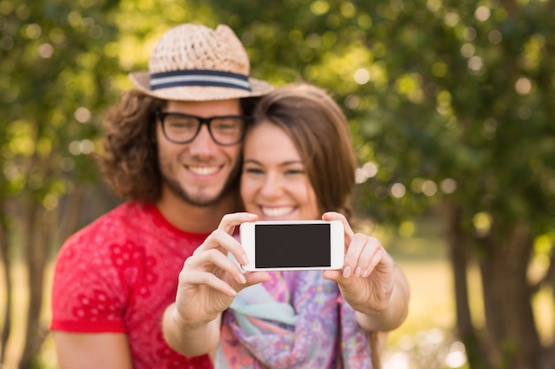 Freunde, die ein selfie im Park nehmen