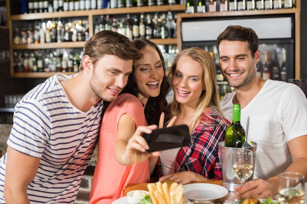 Freunde, die ein Selfie machen